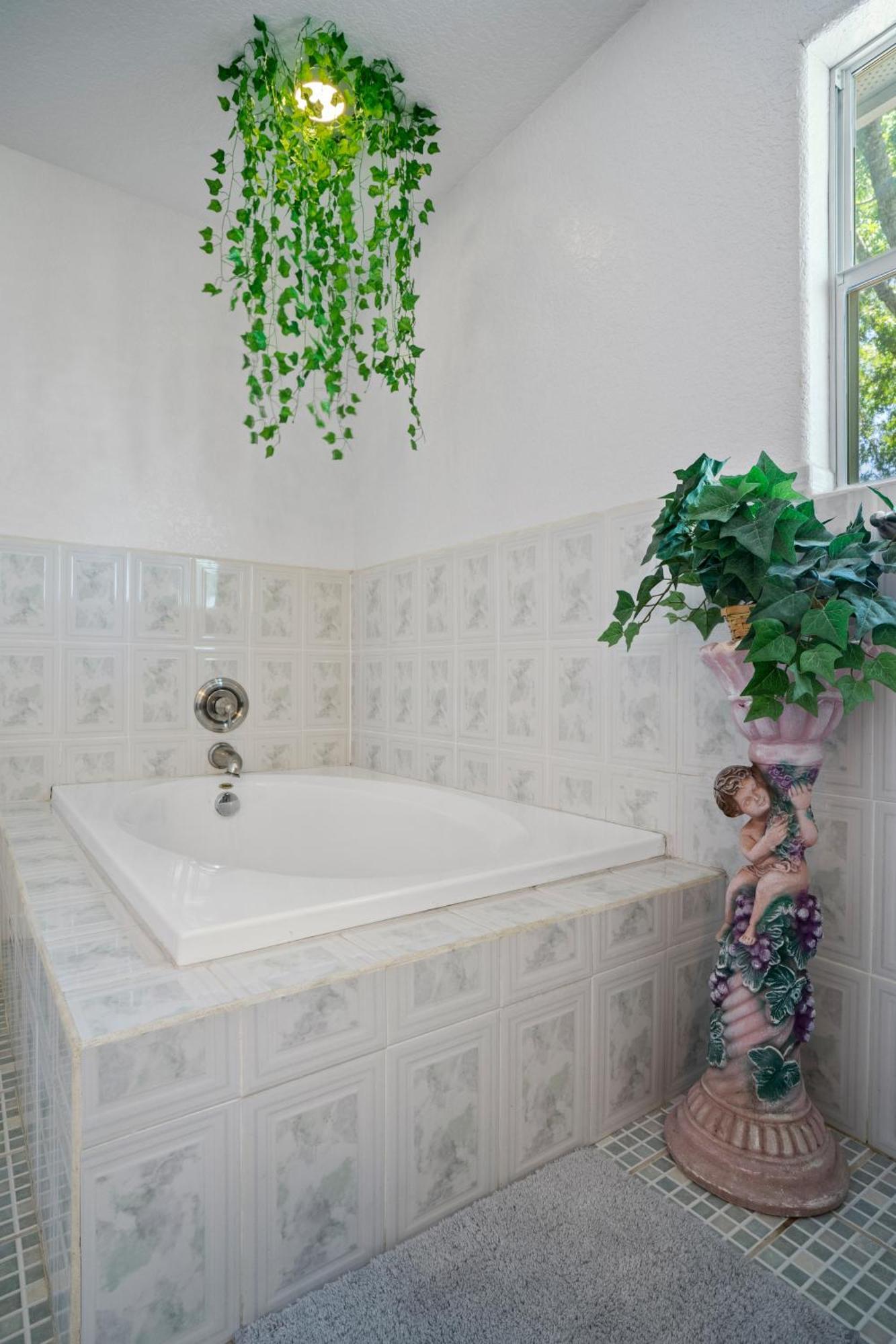 Bamboo Oasis-Relaxing Hot Tub-Family Time Villa San Antonio Exterior foto
